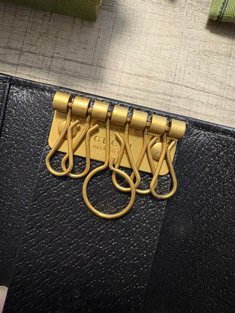 GUCCI レザーキーケース 蜂モチーフ