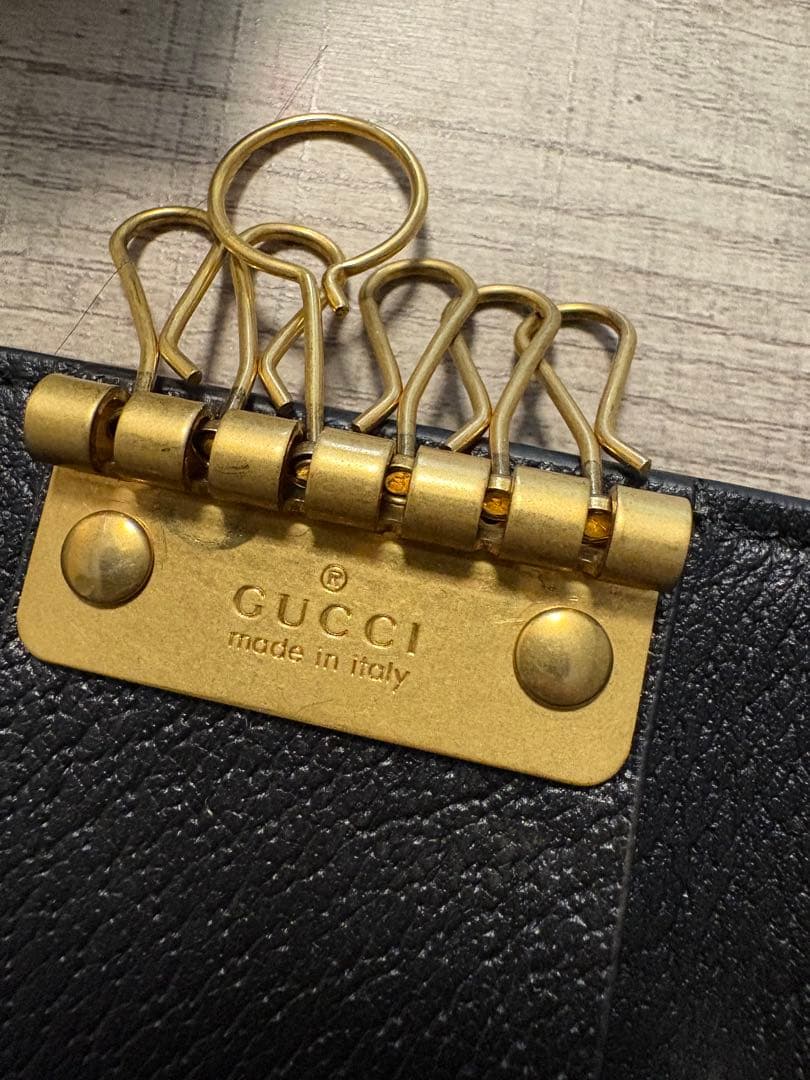 GUCCI レザーキーケース 蜂モチーフ