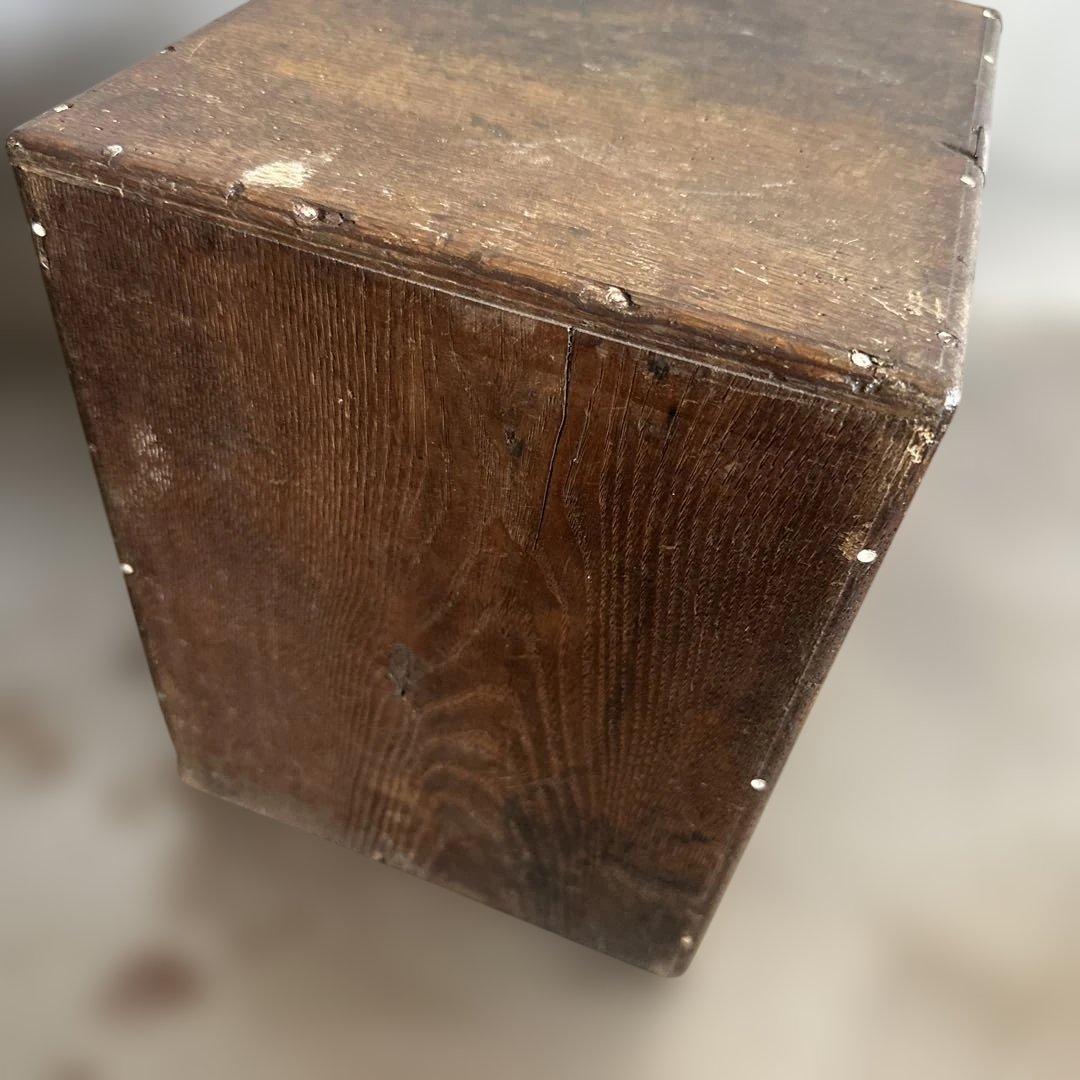 ヴィンテージ　グリーンの取っ手がとても可愛い❣️木製4段引き出し箪笥