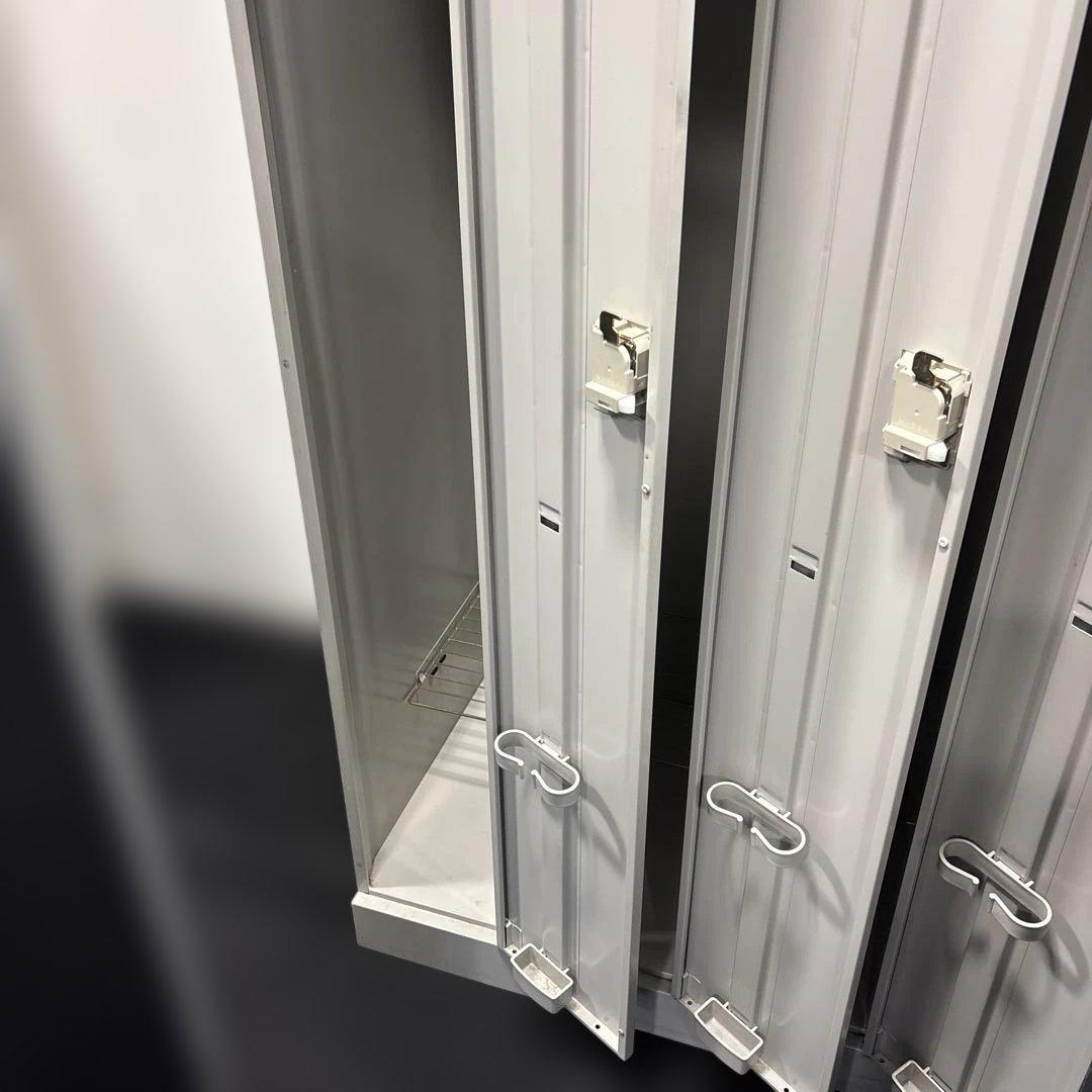 鍵付きオフィスロッカー 4人分グレー(スチール製)