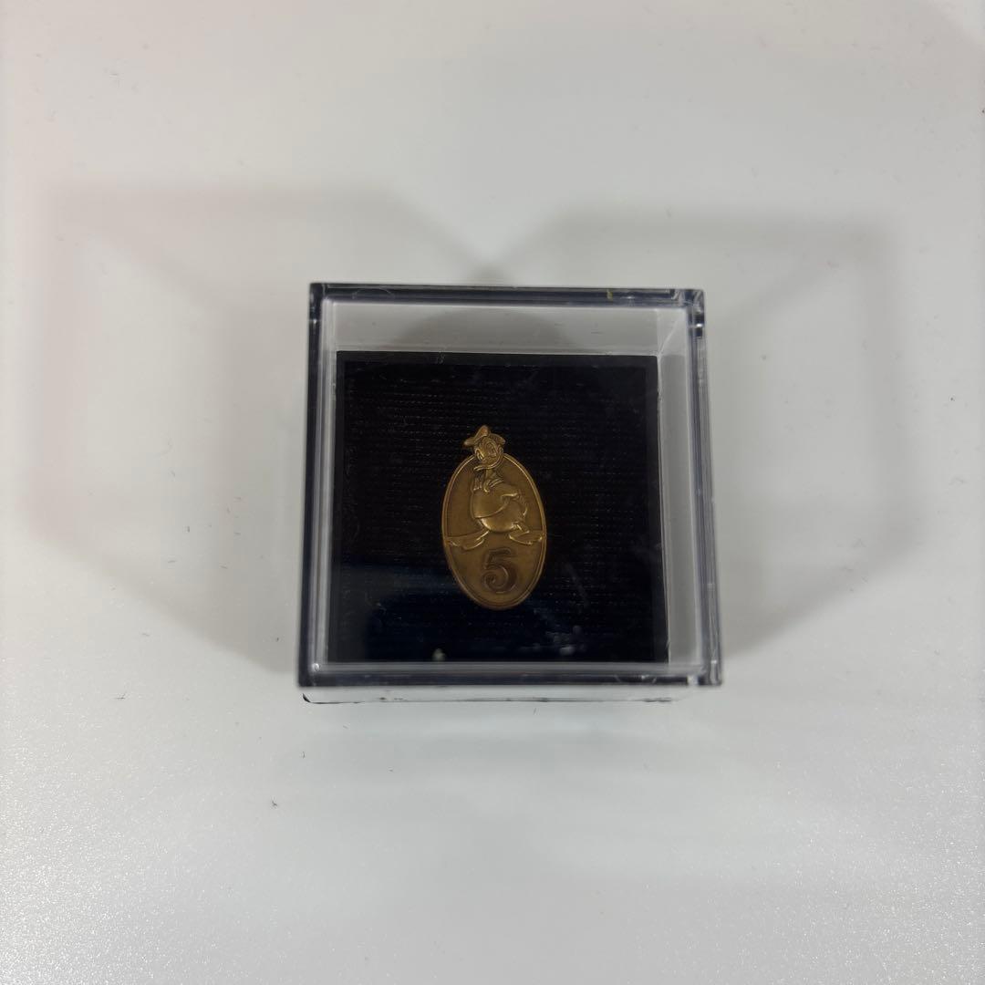 レア品東京ディズニーランド キャストアワードピン 5 年☆ドナルド☆初期