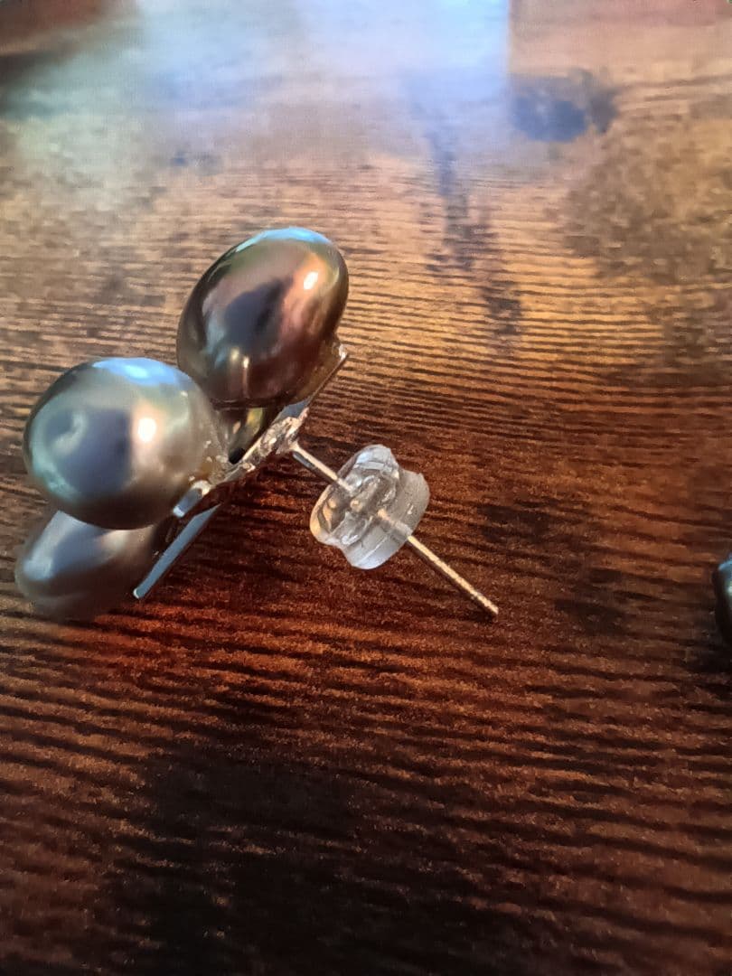 K18WGブラックパール フラワーデザイン ピアス(両耳用)