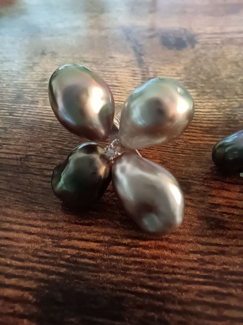 K18WGブラックパール フラワーデザイン ピアス(両耳用)