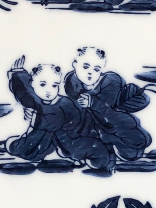 鍋島焼の染付け大皿　稚児絵　直径約30cm