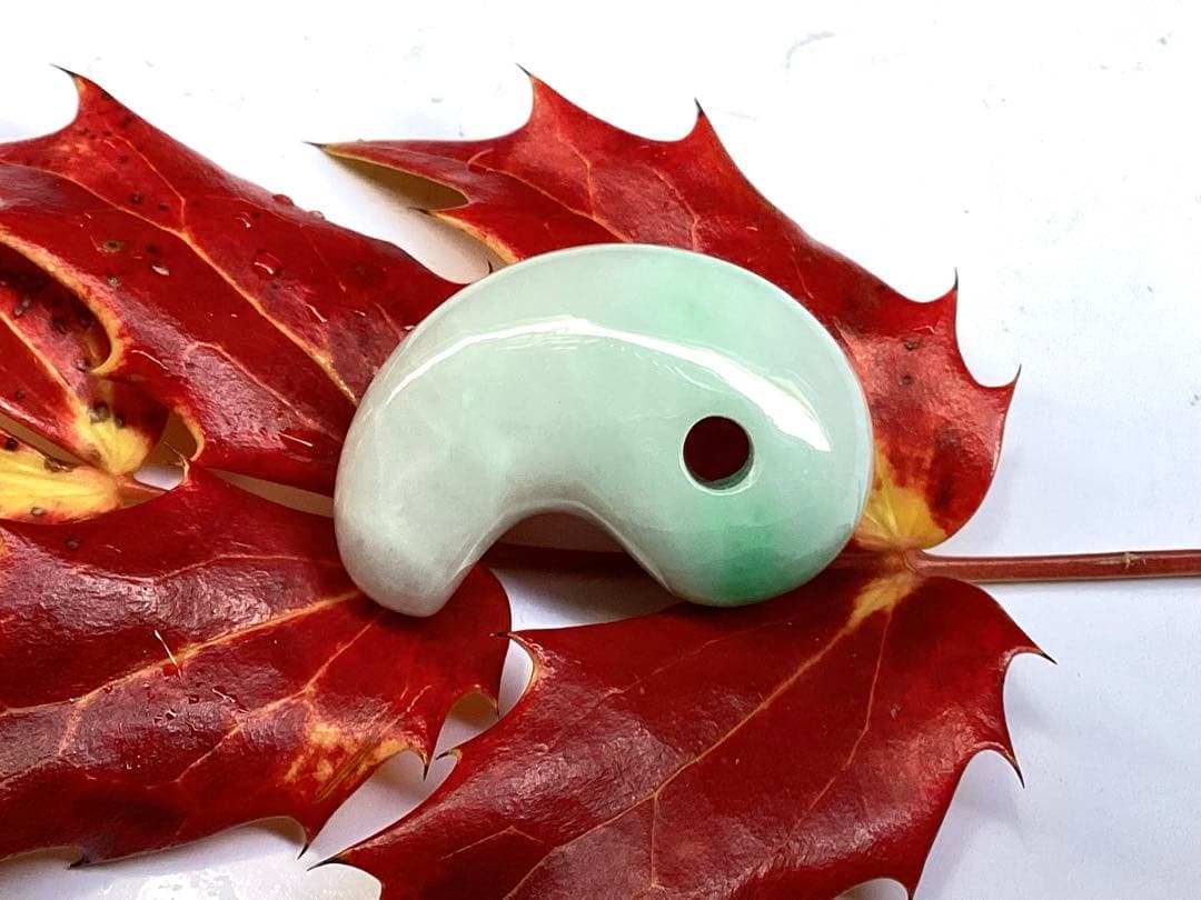 ✳premiumシリーズ 幸運導く天然無垢石の御守り　糸魚川翡翠ジェダイト勾玉