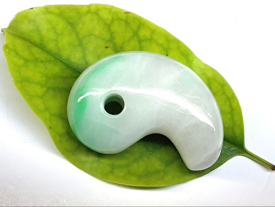 ✳premiumシリーズ 幸運導く天然無垢石の御守り　糸魚川翡翠ジェダイト勾玉