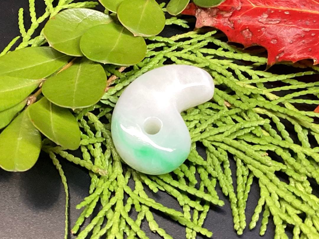 ✳premiumシリーズ 幸運導く天然無垢石の御守り　糸魚川翡翠ジェダイト勾玉