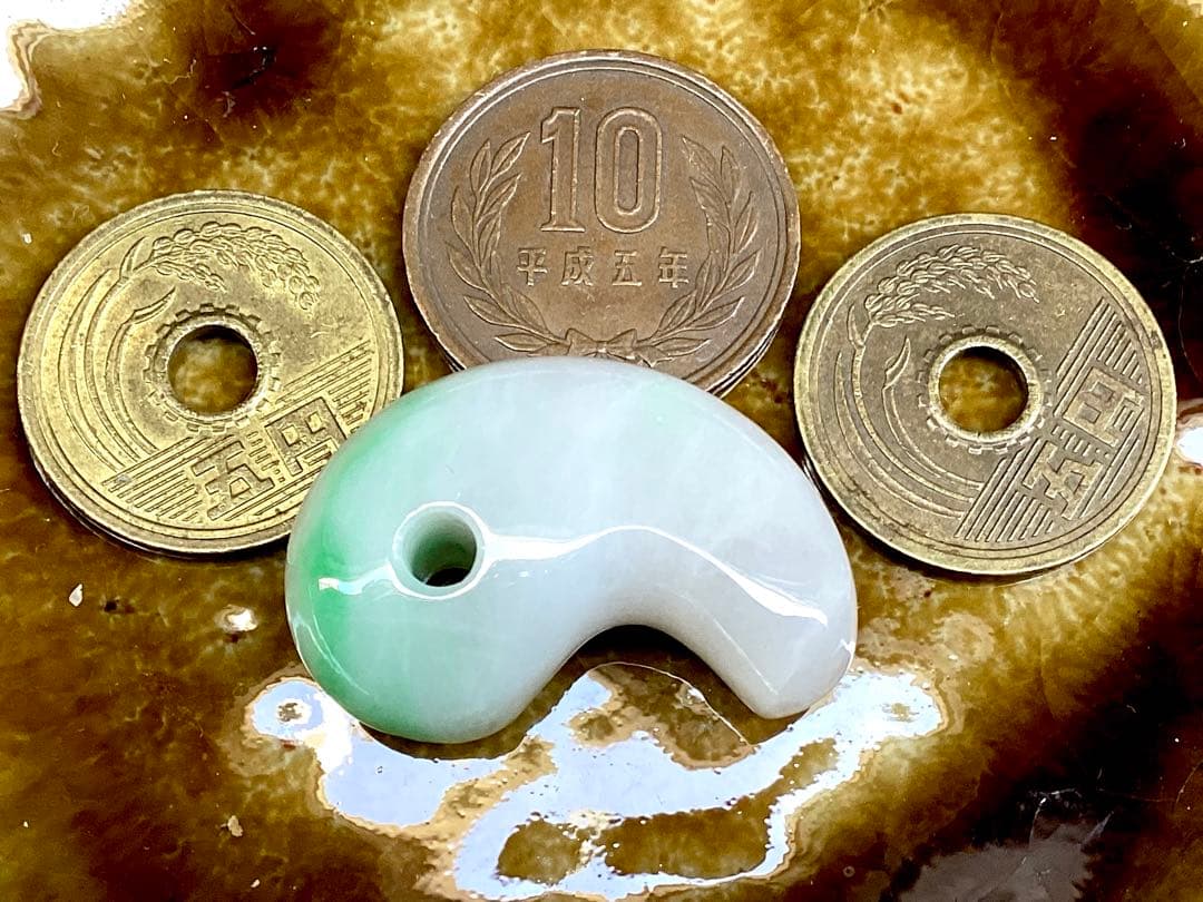✳premiumシリーズ 幸運導く天然無垢石の御守り　糸魚川翡翠ジェダイト勾玉