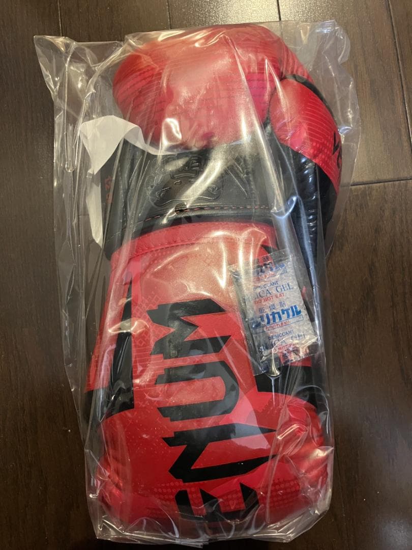 VENUM　ボクシンググローブ12oz（おまけ付き）