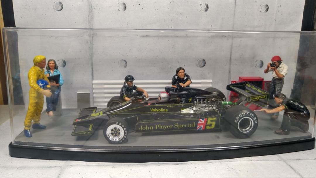 JPSロータス78完成品とタミヤ　モータースポーツチームセットの組合せ情景作品