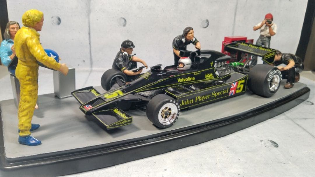 JPSロータス78完成品とタミヤ　モータースポーツチームセットの組合せ情景作品