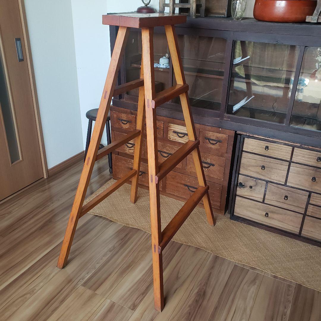 枯れた古い木製の脚立　ラダー　古道具　古家具　梯　シェルフ　棚