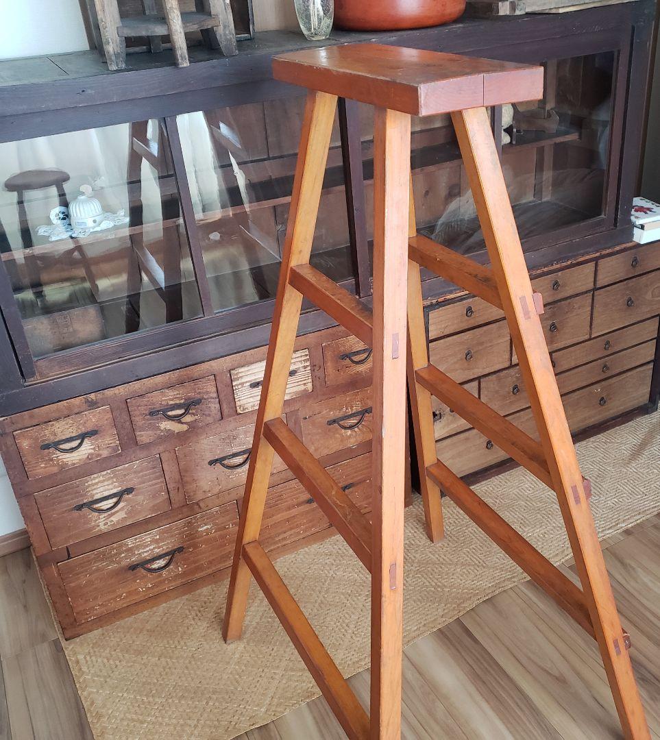 枯れた古い木製の脚立　ラダー　古道具　古家具　梯　シェルフ　棚