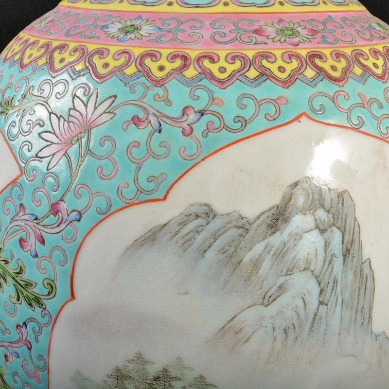 中国　中国景徳鎮製款　粉彩　花弁山水文盤口瓶　M　R6661B