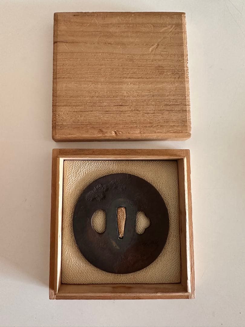 鉄地　丸形　松文彫り鍔　直径約7.8cm 厚4mm 重さ135g 木箱付2572