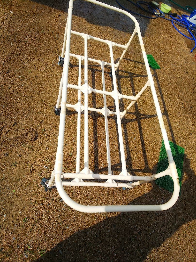 クリーム色のプラスチック製バスタブ