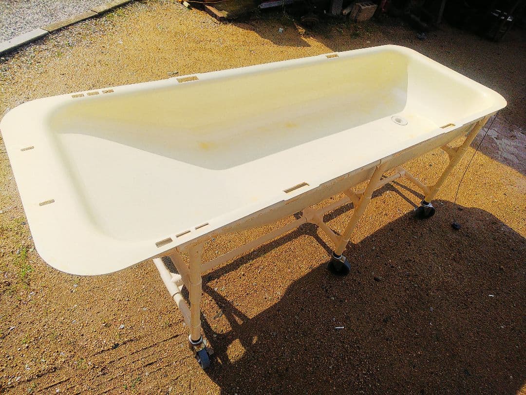 クリーム色のプラスチック製バスタブ