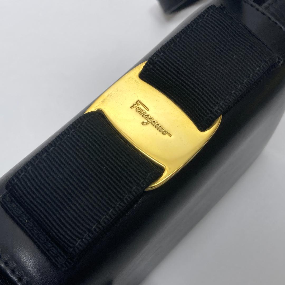 フェラガモ ヴァラリボン ミニショルダーバッグ ブラック ゴールド金具