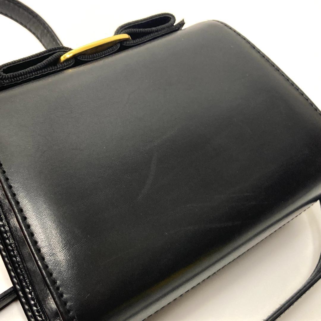 フェラガモ ヴァラリボン ミニショルダーバッグ ブラック ゴールド金具