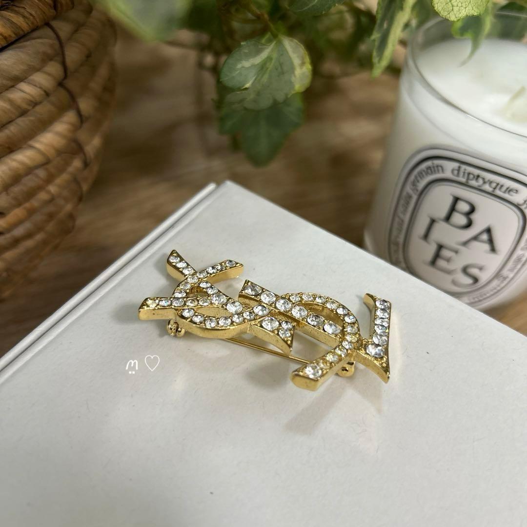 イヴサンローラン　YSLロゴ　ラインストーンブローチ　カサンドラ　スワロフスキー