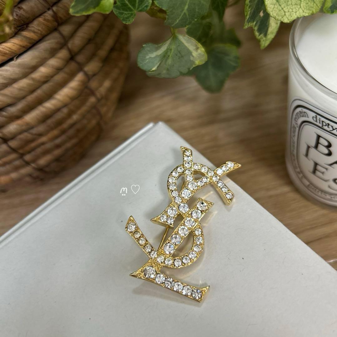 イヴサンローラン　YSLロゴ　ラインストーンブローチ　カサンドラ　スワロフスキー