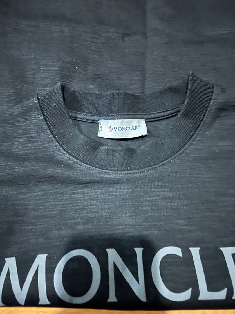 MONCLER ブラック Tシャツ