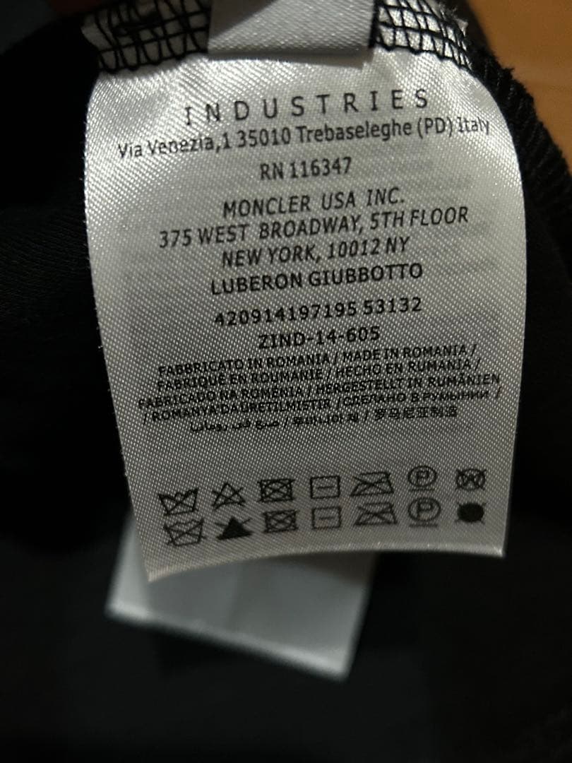 MONCLER ブラック Tシャツ