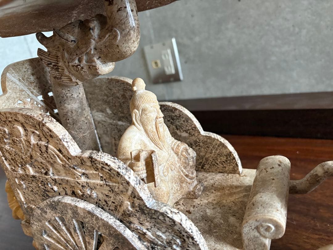 石？玉？の大きな中国的置物　皇帝車？