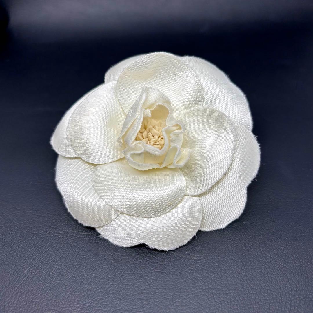 【美品】【シャネル】コサージュ ブローチ カメリア 白 入園式 入学式 式典など