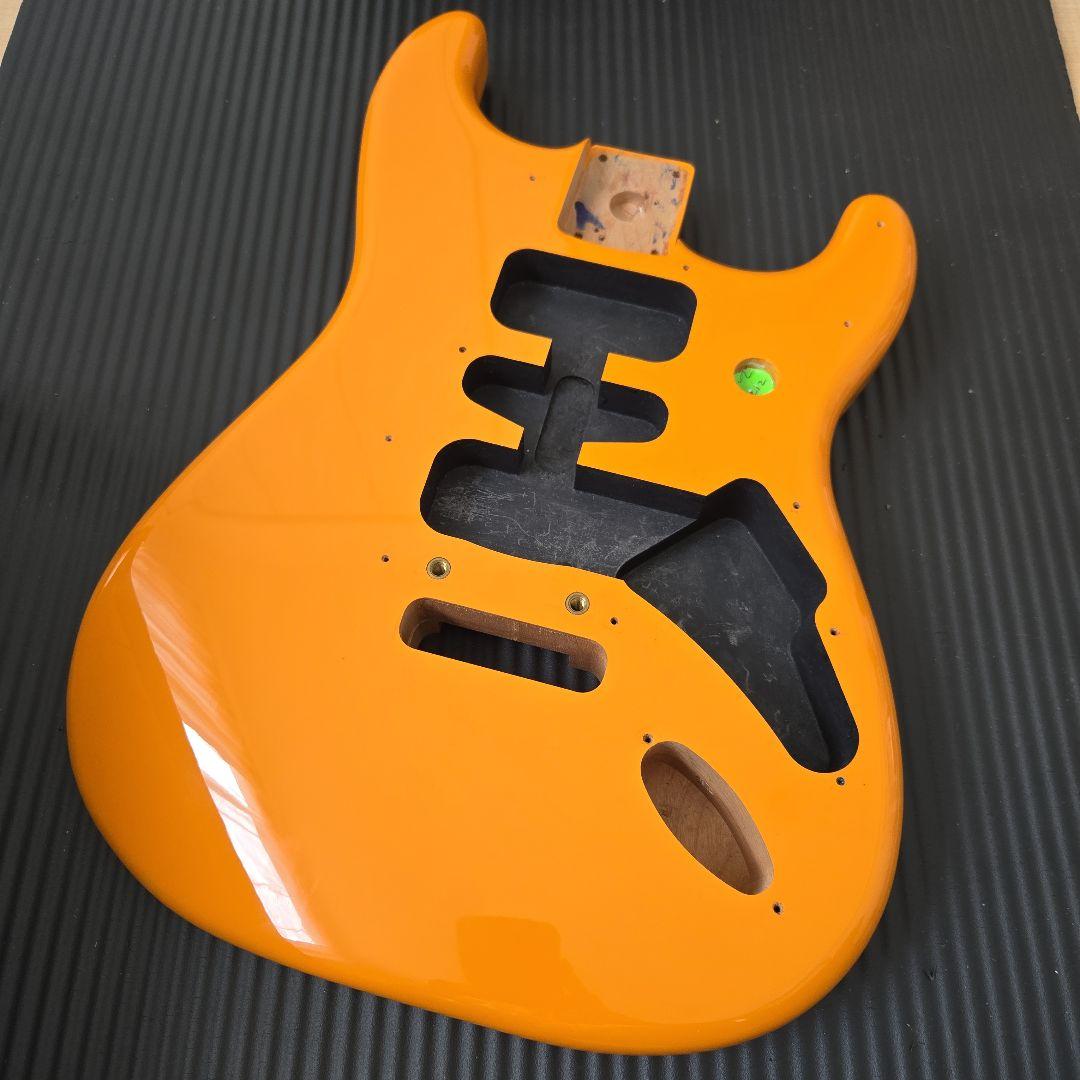 fender ストラトキャスター　アルダー　ボディ　オレンジ