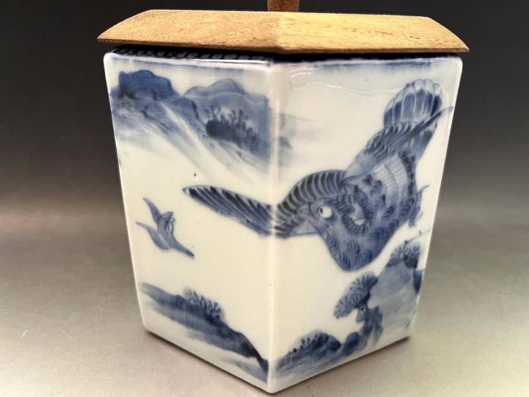 火入■染付六角火入れ 鷹 山水鳥紋 松 幾何学模様（江戸期）木彫り蓋付き 時代物