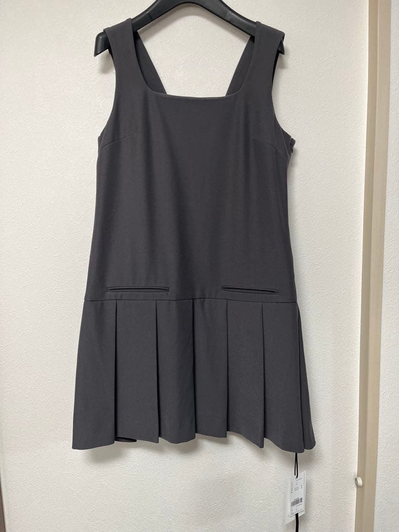 トップス SQUARE NECK LADY LIKE PLEATS TOP