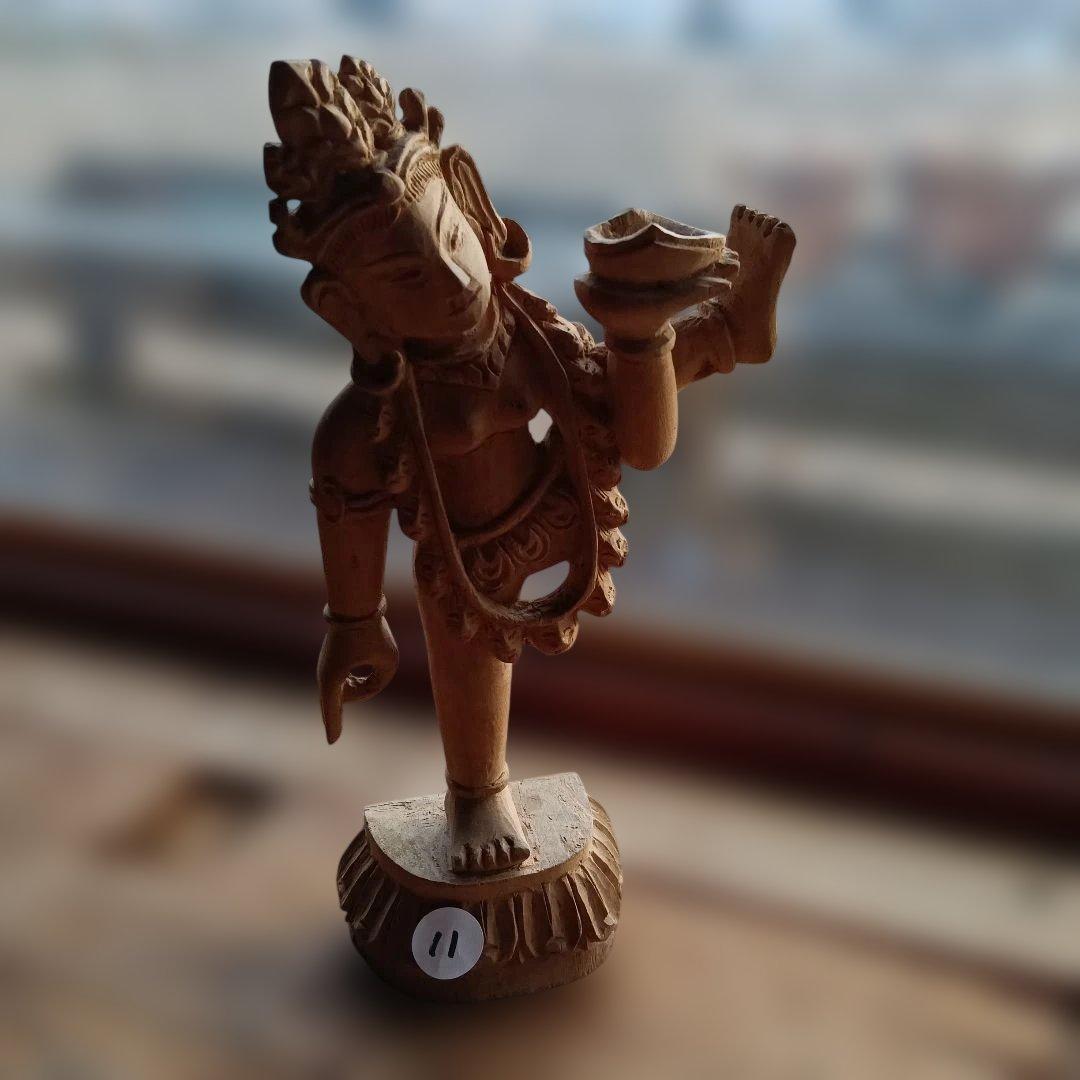 11.インドヒンズー教神木製立像 手に皿を持つデザイン