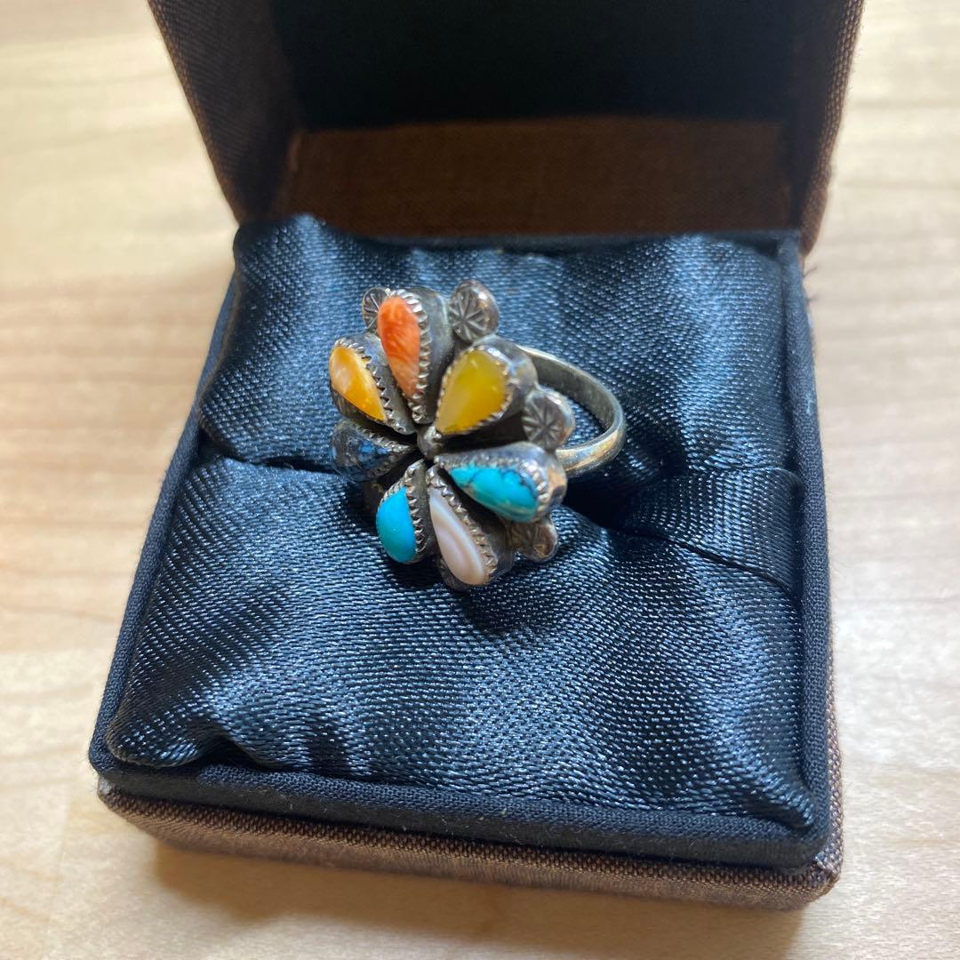 カラフルな花びらデザインのリング　Phyllis フィリス　ズニ族　リング