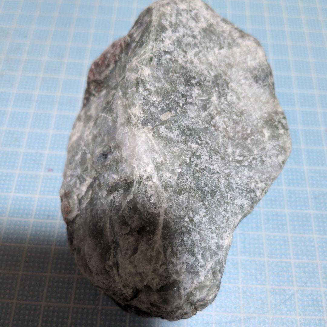 緑色と白色の石