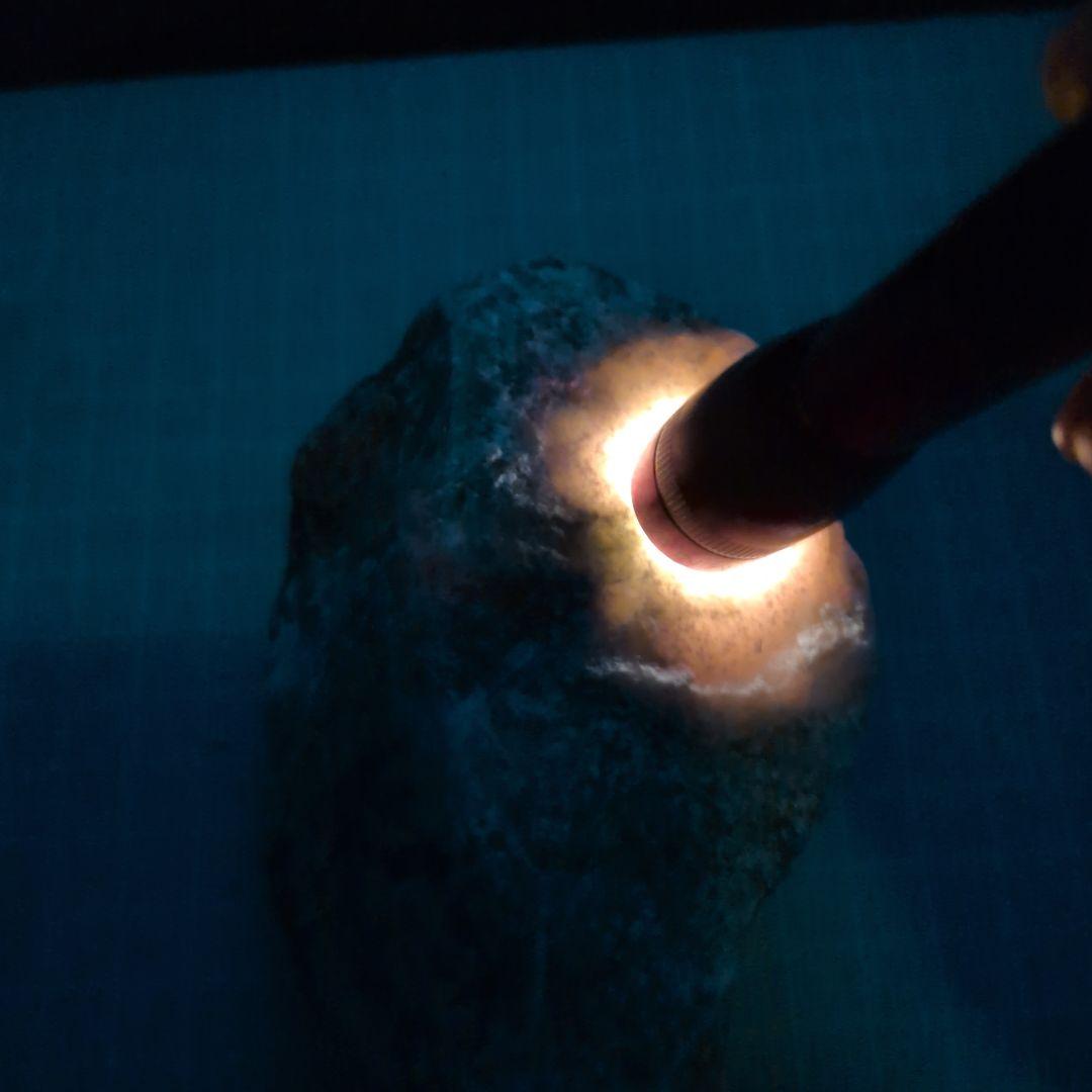 緑色と白色の石