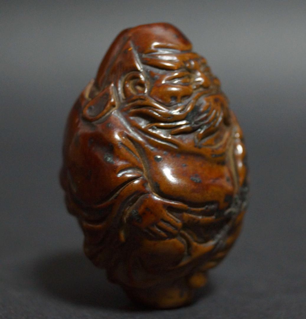 清 胡桃彫 細工彫り『達磨像』根付 種彫り緒締玉 提げ物 装飾品 長さ4.8ｃｍ