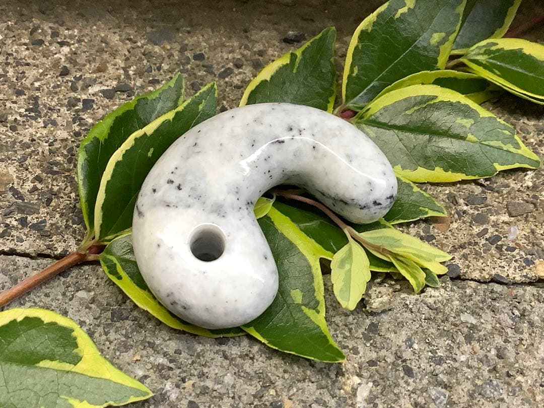 ✳何処にもありません‼️カルセドニー材料勾玉　限定品最後の1点// 糸魚川翡翠勾玉