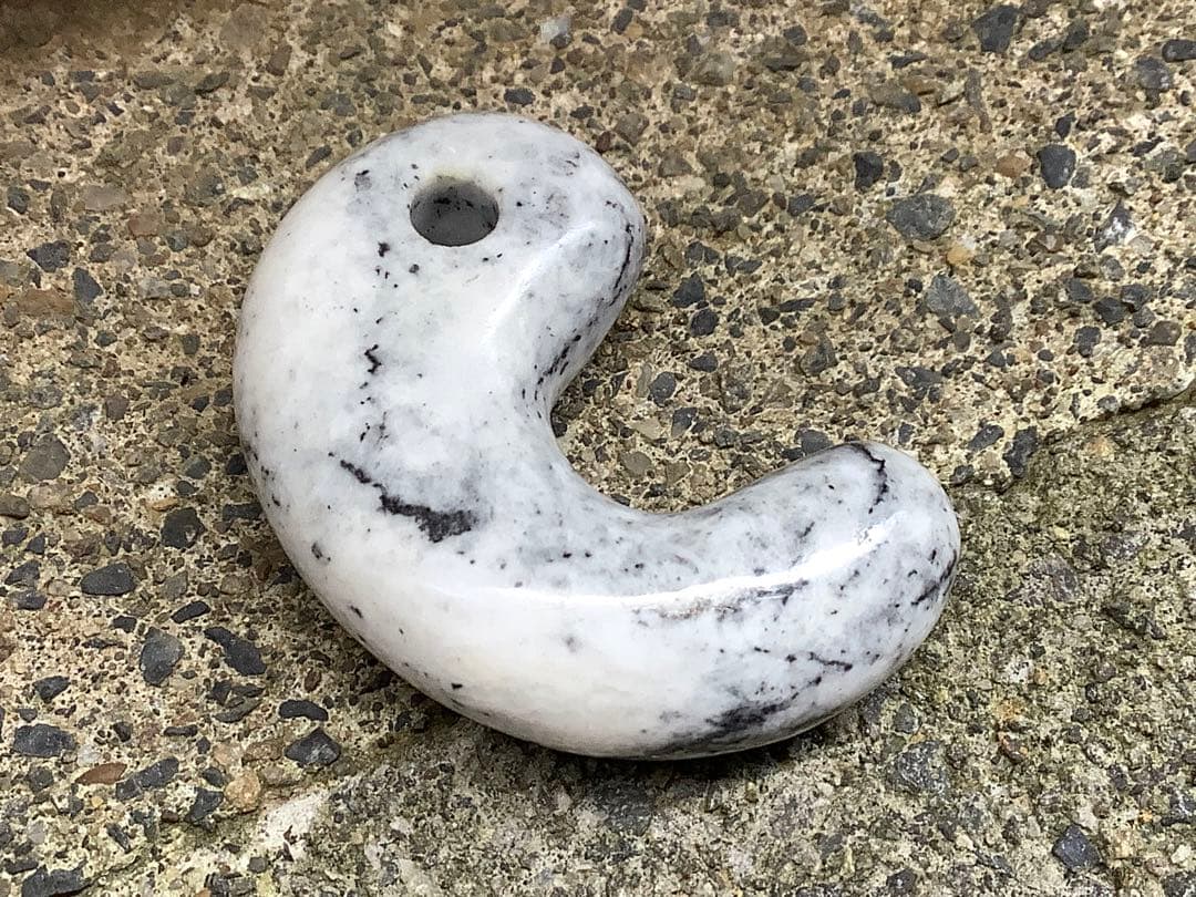 ✳何処にもありません‼️カルセドニー材料勾玉　限定品最後の1点// 糸魚川翡翠勾玉