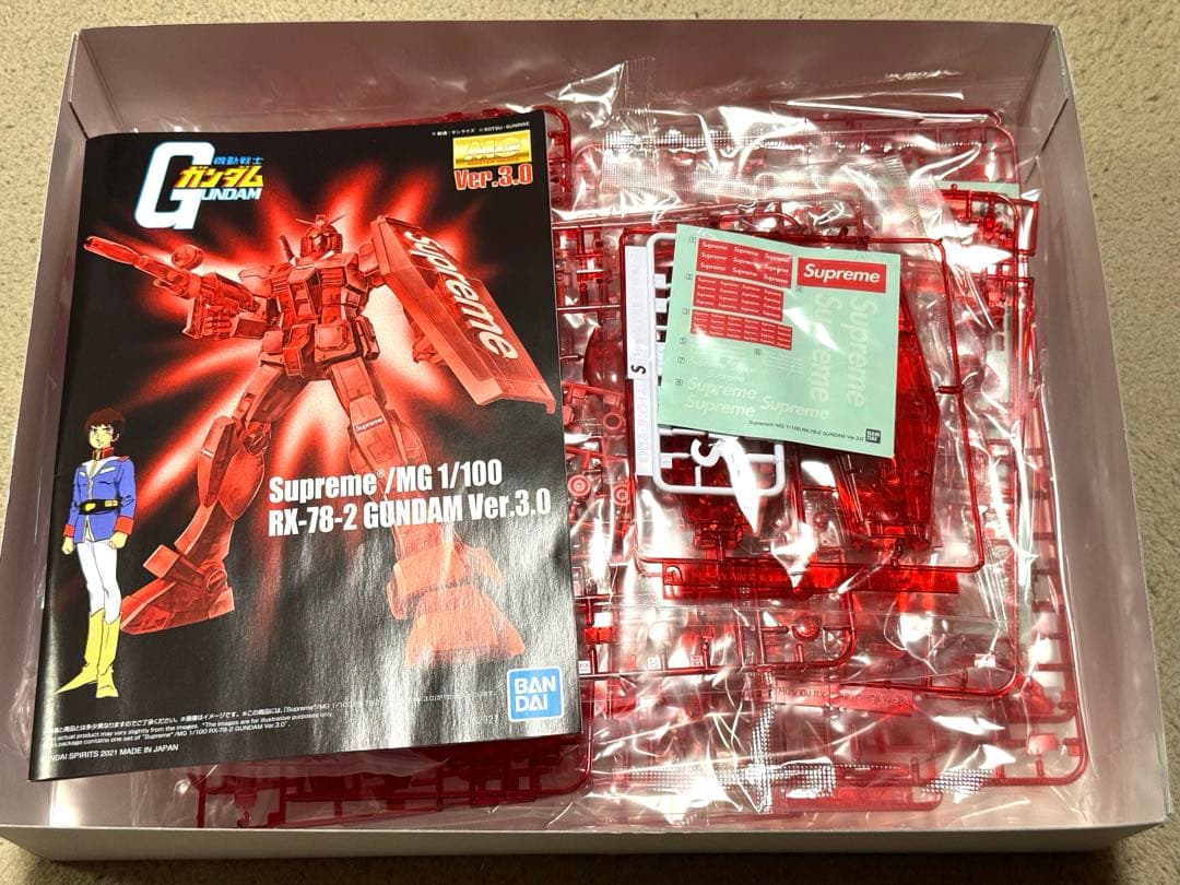supreme 機動戦士ガンダム プラモデル