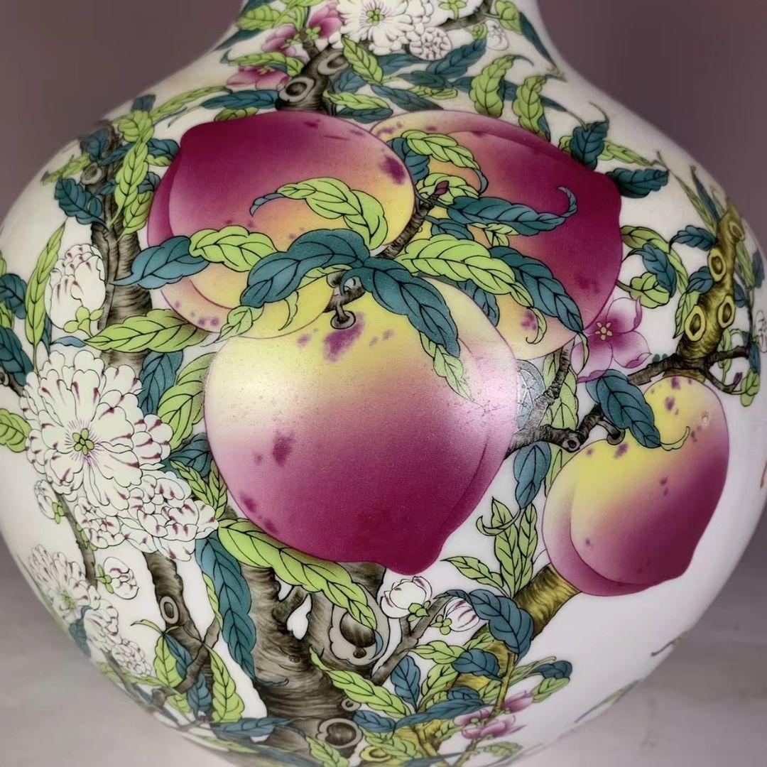 中国 大清乾隆年製銘 粉彩 花瓶 天球瓶 九桃図花瓶