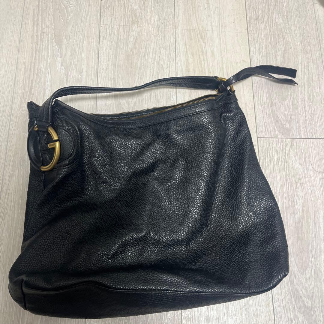 GUCCI ブラックバッグ　ノートPC入る大きさ　柔らかいレザーで使いやすい