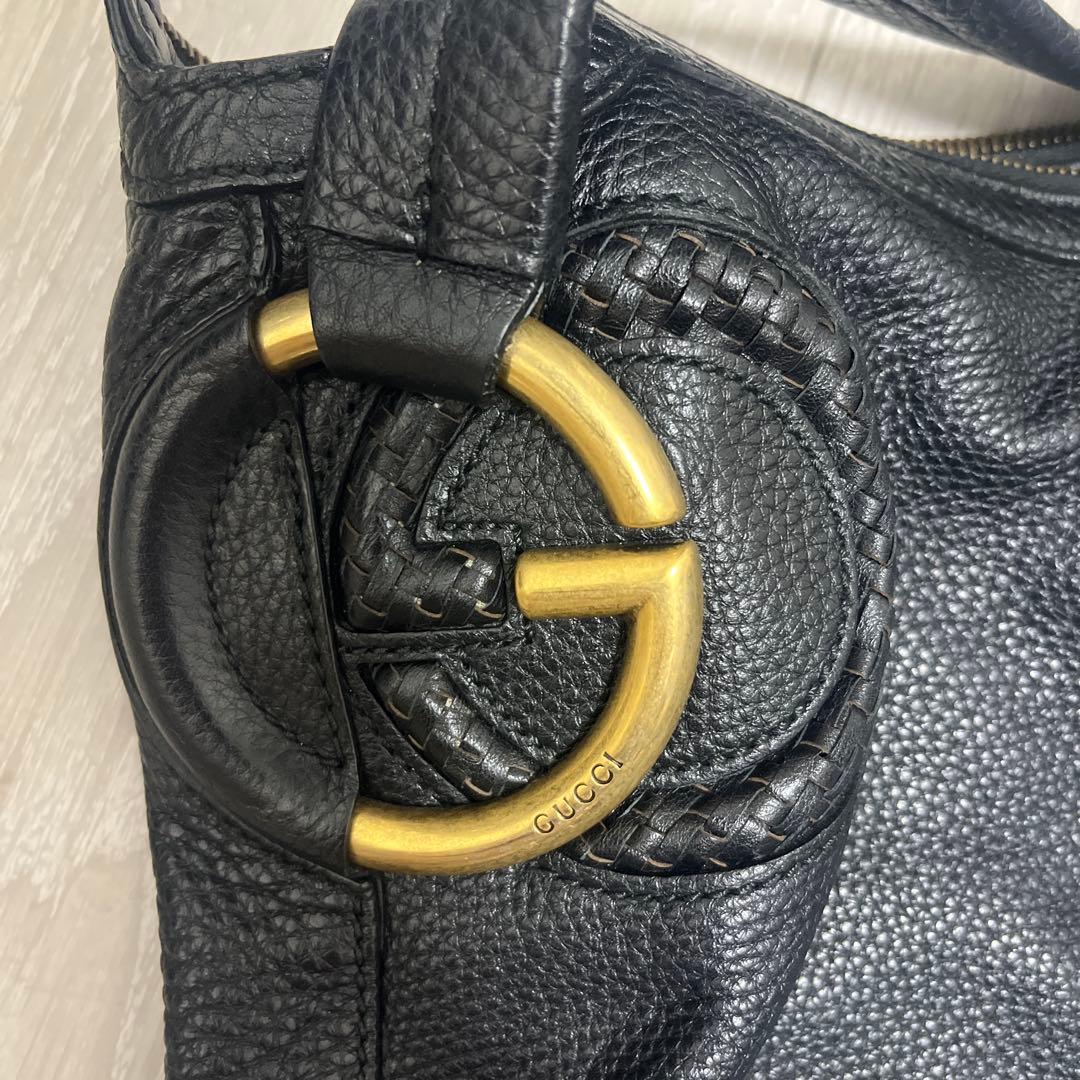 GUCCI ブラックバッグ　ノートPC入る大きさ　柔らかいレザーで使いやすい