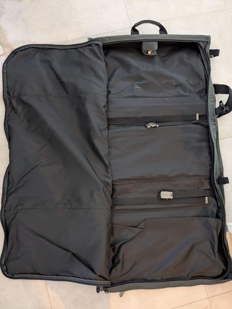 Victorinox ガーメントバッグ（カーキ色）