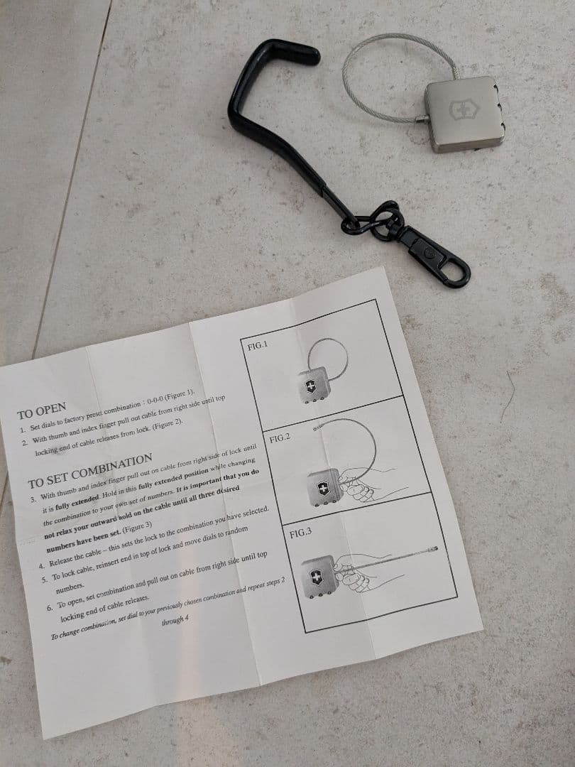 Victorinox ガーメントバッグ（カーキ色）