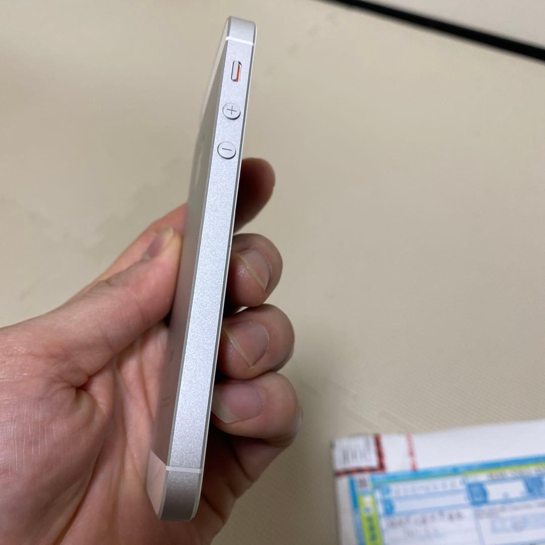 Apple iPhone SE シルバー 本体
