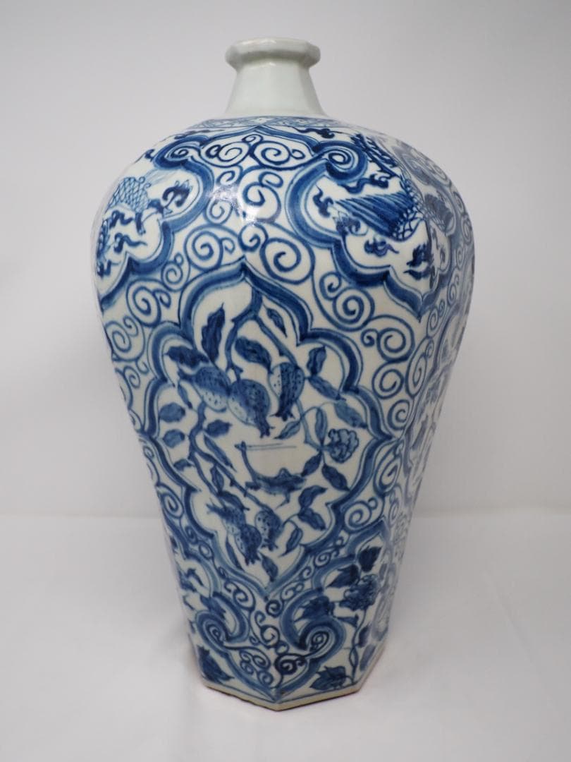青花　染付　八角瓶　鳳凰　麒麟　葡萄　昆虫　花鳥風月　中国　中華　壺
