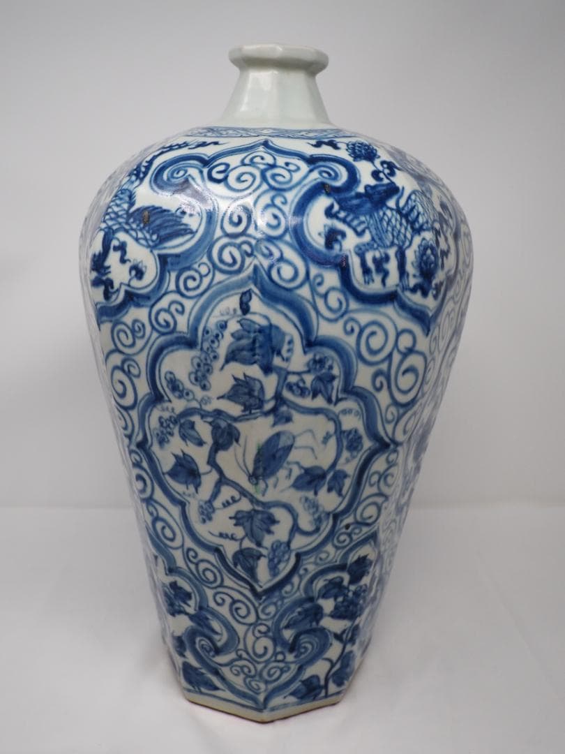 青花　染付　八角瓶　鳳凰　麒麟　葡萄　昆虫　花鳥風月　中国　中華　壺
