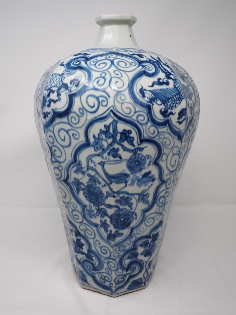 青花　染付　八角瓶　鳳凰　麒麟　葡萄　昆虫　花鳥風月　中国　中華　壺