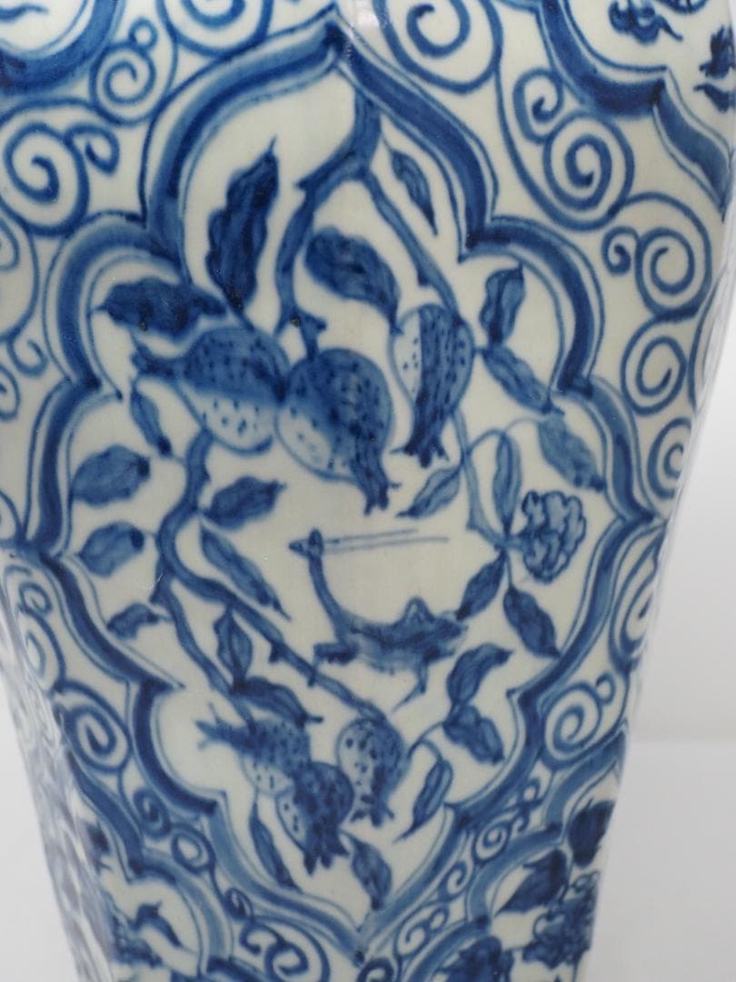 青花　染付　八角瓶　鳳凰　麒麟　葡萄　昆虫　花鳥風月　中国　中華　壺